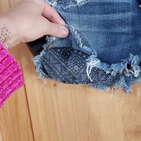 AMERICAN EAGLE destroyed design pocket jean shorts - Picture 2 of 5